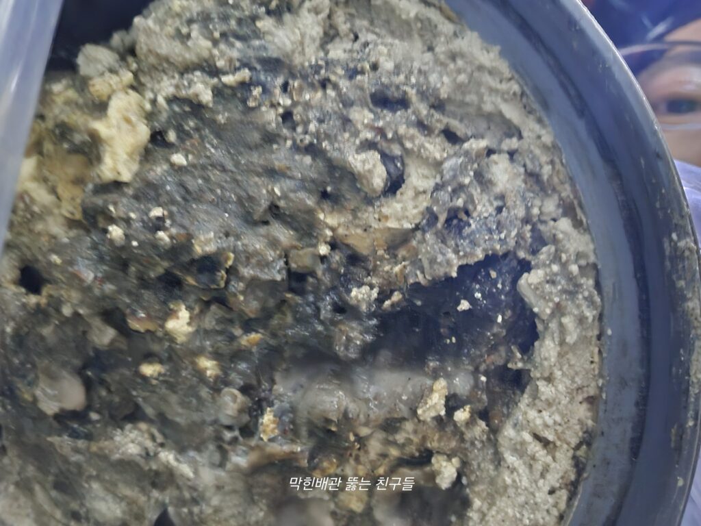 배수구 배수관 하수구 하수도 배관에 쌓인 유지방